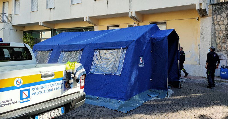 Covid 19, montata una tenda sanitaria per il triage davanti alla Clinica Villa del Sole a Salerno