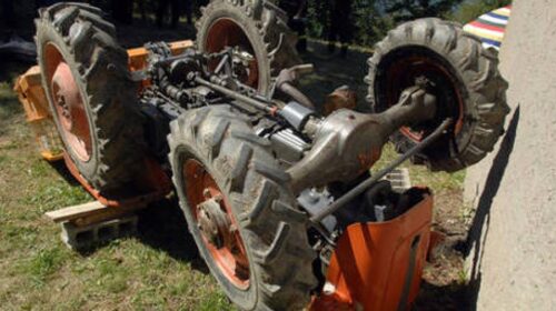 Trattore si ribalta in un terreno agricolo nel Cilento: morto 70enne