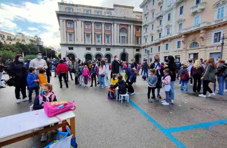 Scuole a Salerno, genitori in piazza contro la sospensione della didattica in presenza: “Non possiamo pagare per l’irresponsabilita di altri”