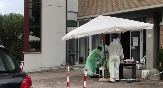 Covid, il Cts: “Dieci giorni di quarantena e un tampone negativo per tornare a uscire”