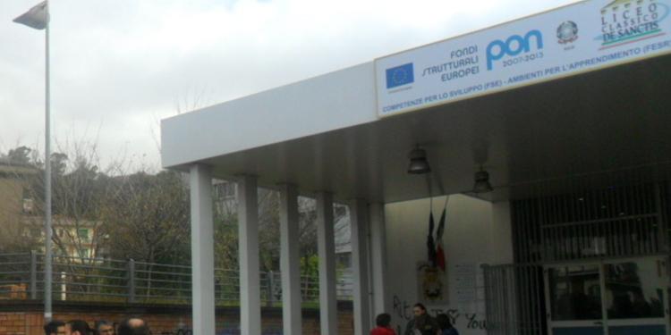Tampone positivo al De Sanctis di Salerno, intera classe e 9 professori in quarantena
