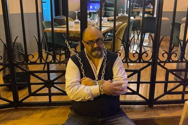 Covid, protestano i commercianti. A Salerno il direttore della Sala Varese si incatena