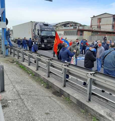 Vertenza Whirlpool, i lavoratori bloccano l’autostrada