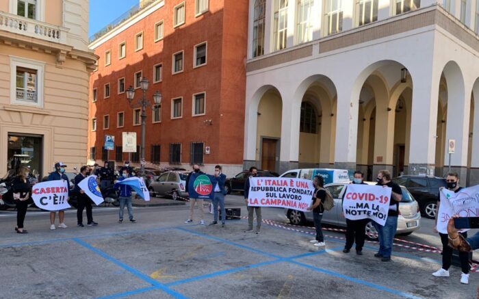 Coprifuoco e chiusure, a Salerno stamani il flash mob dell’associazione Commercianti: bloccata via Roma, “Il sindaco scenda dal suo ufficio”