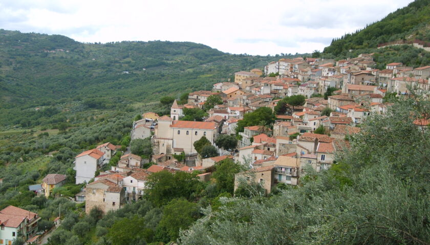 Crollo costone ad Ottati, 18 cittadini evacuati