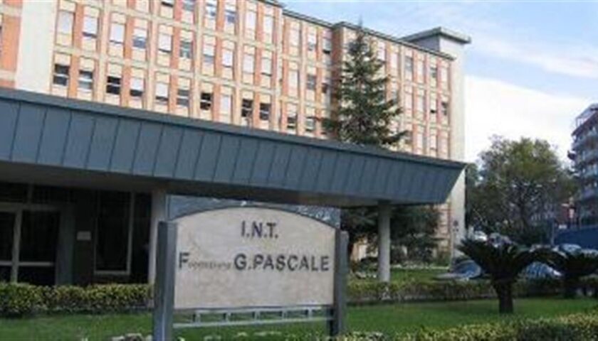 Trasferiva malati oncologici dal Pascale di Napoli a una clinica privata per interventi chirurgici dietro pagamento: medico sospeso