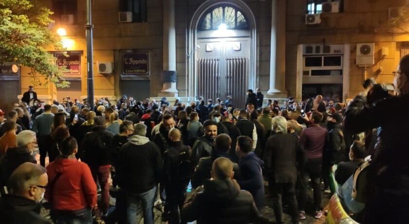 Tensione a Napoli: proteste sul lungomare e sotto la Regione contro il coprifuoco