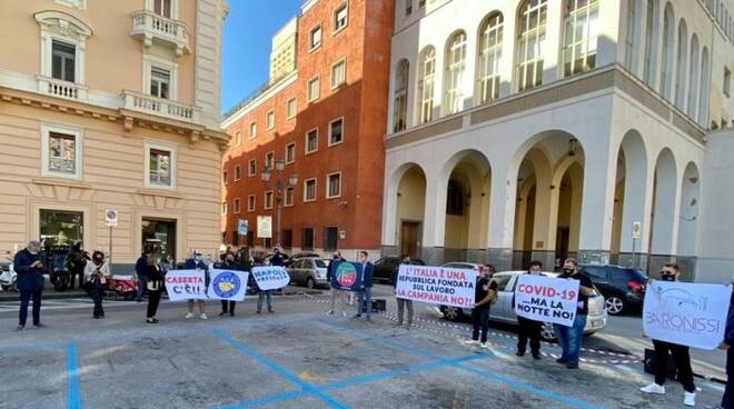 Salerno, commercianti di nuovo in piazza contro la chiusura dei locali alle 23