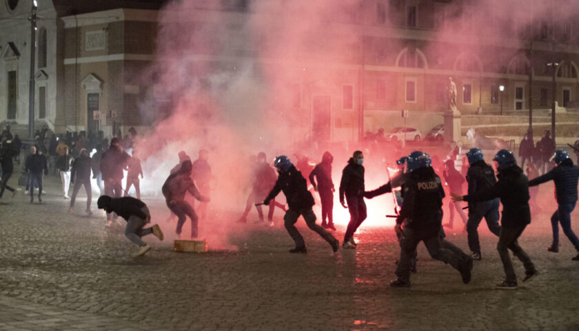 Guerriglia a Roma nella notte contro “la dittatura sanitaria”, decine di denunciati e arrestati