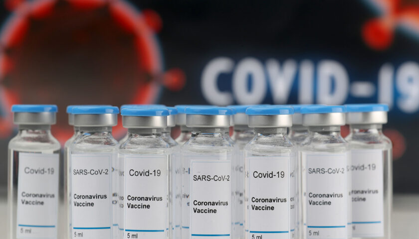 Covid, il vaccino di Oxford e Irbm Pomezia è più efficace sugli anziani che sui giovani