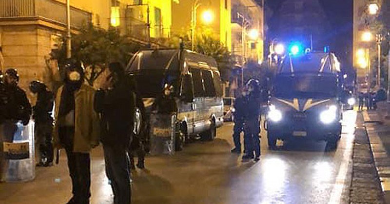 Bomba carta sotto casa di De Luca a Salerno, 4 indagati accusati di devastazione, saccheggio e resistenza