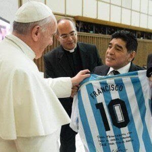 Anche il Papa ricorda Maradona: “Con lui nella preghiera”