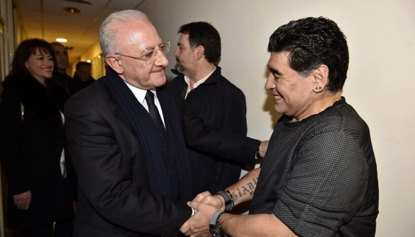 Morte di Diego Maradona, De Luca: “Oggi se n’è andato il più grande genio del calcio”