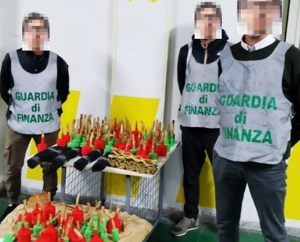 Angri: fuochi d’artificio, trac e bombe carte in casa. Maxi sequestro e denuncia