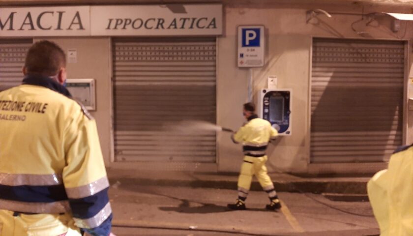 Salerno, sanificate ieri sera aree davanti a farmacie e supermercati