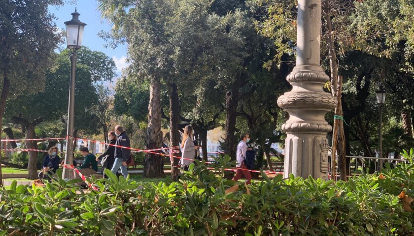 Gente in strada a passeggio e supermercati pieni a Salerno, l’ira del sindaco Napoli