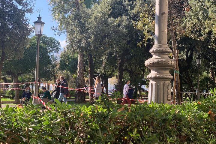 Lungomare Trieste chiuso ma molta gente a passeggio