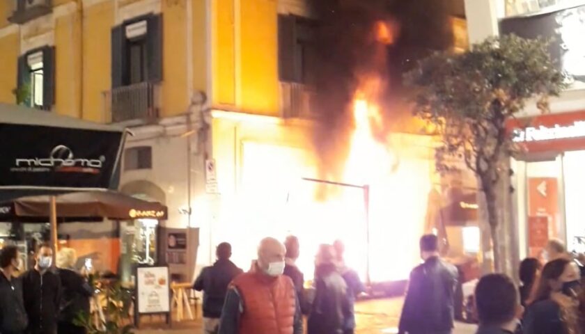 Fiamme davanti al ristorante giapponese sul corso di Salerno, polizia e vigili del fuoco a lavoro