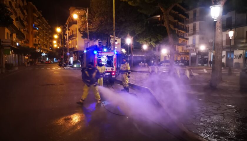 Salerno, ancora sanificazioni davanti a farmacie e supermercati