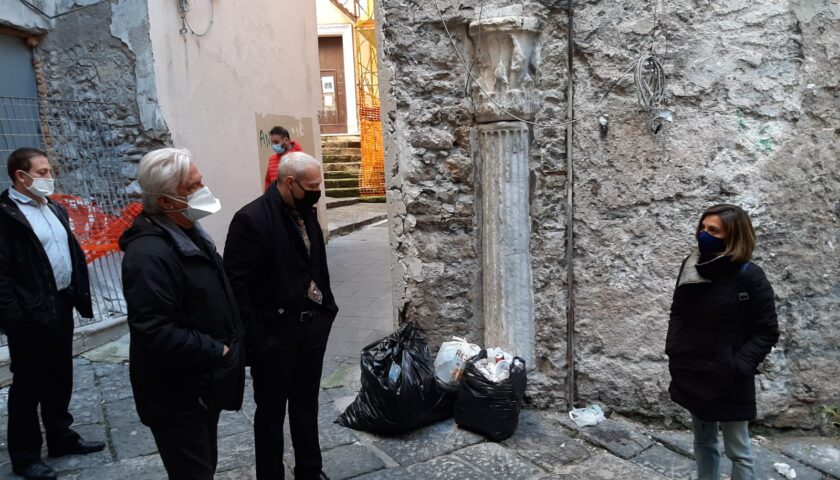 SALERNO: ABBANDONO RIFIUTI NEL CENTRO STORICO, SOPRALLUOGO DEL SINDACO NAPOLI