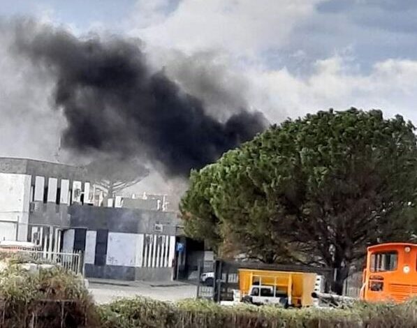 Sarno, incendio alla stazione ferroviaria: non si esclude la matrice dolosa