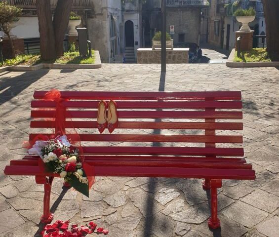 Giornata internazionale per l’eliminazione della violenza contro le donne, a Castel San Giorgio una panchina rossa