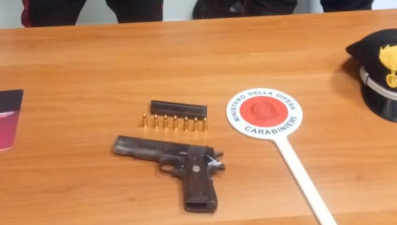 Pistola clandestina addosso, vede i carabinieri e fugge in tangenziale: arrestato un 21enne salernitano