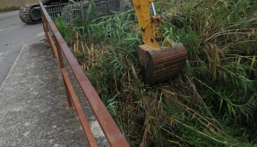 CASTELLABATE, SICUREZZA IDROGEOLOGICA: IN CORSO LA PULIZIA DEI VALLONI