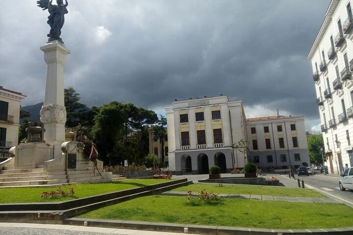 CAVA DE’ TIRRENI, ORDINANZA DEL SINDACO: VIETATI ASSEMBRAMENTI IN PIAZZA ABBRO E PIAZZA PASSARO