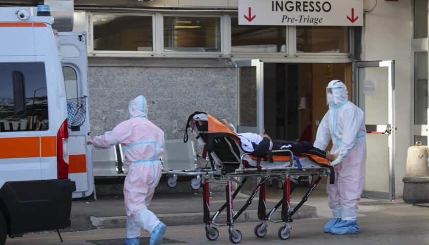 Napoli, paziente muore nel bagno del Cardarelli e la scena viene filmata con il telefonino. Il diggì: “Subito fuori chi ha girato e diffuso il video”