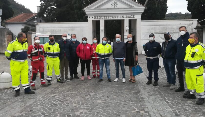 COMMEMORAZIONE DEFUNTI A RICCAPIEMONTE: UN GESTO D’AMORE NEL RICORDO DELLA PICCOLA MARIA, LA NEONATA GETTATA DAL BALCONE