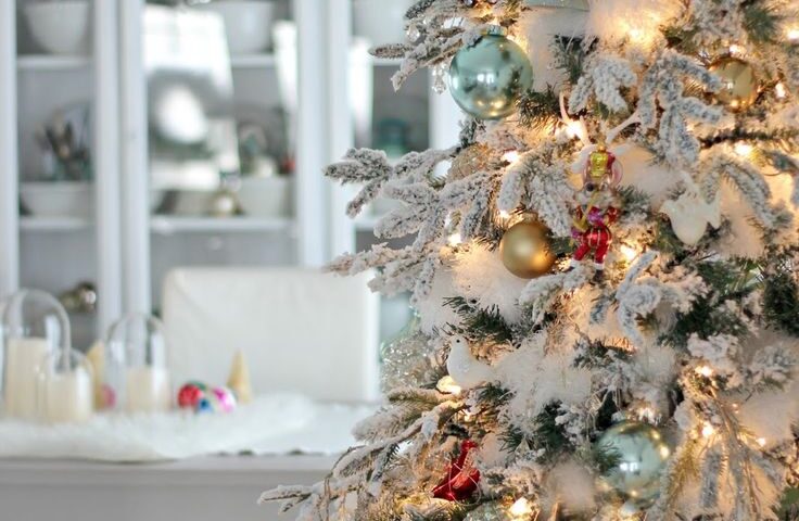 ALBERO DI NATALE, IL TREND È NORDICO, BIANCO, ARGENTO E PIENO DI LUCINE