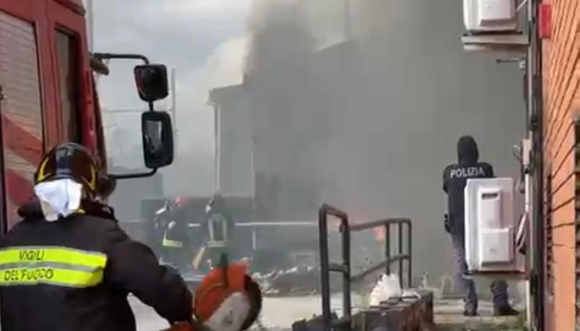 Paura a Sarno, canna fumaria sradicata dal vento colpisce autobus: ferito l’autista