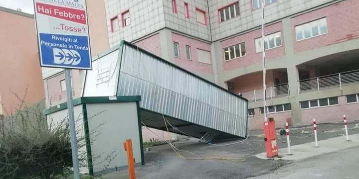 Il vento capovolge e danneggia container del percorso covid