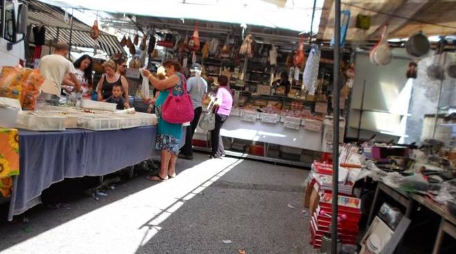 Sarno, mercati del giovedì e rionale: aperte solo attività per genere alimentare