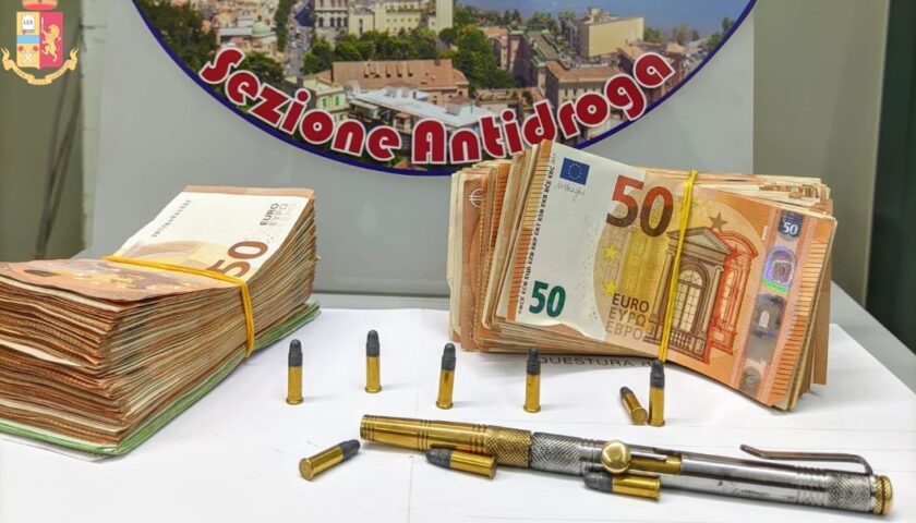 Armi, 30mila euro di dubbia provenienza e munizioni in casa: arrestato un salernitano di 52 anni