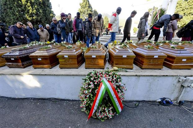 La strage delle 26 migranti in mare, il sindaco ricorda le 26 vittime risucchiate dalle onde