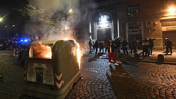 Guerriglia contro la Regione a Napoli, sequestro e ultras indagati