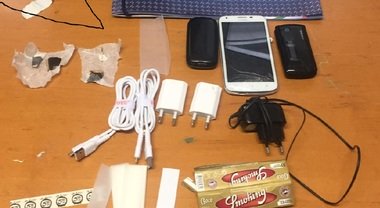 Tre sequestri di droga, coltello e telefonini nel carcere di Fuorni in pochi giorni
