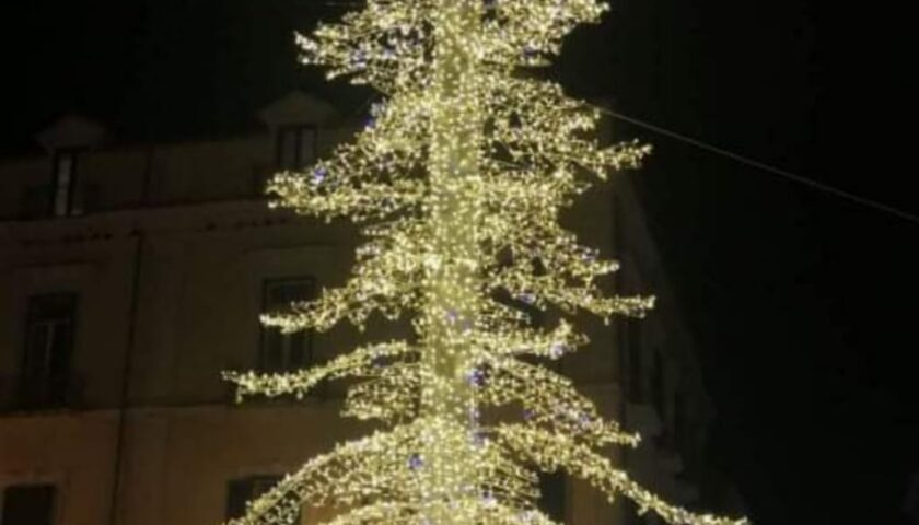 Albero di Natale a Cava, Italo Cirielli (FdI): “Soldi sprecati, brutto segnale in un momento di crisi”