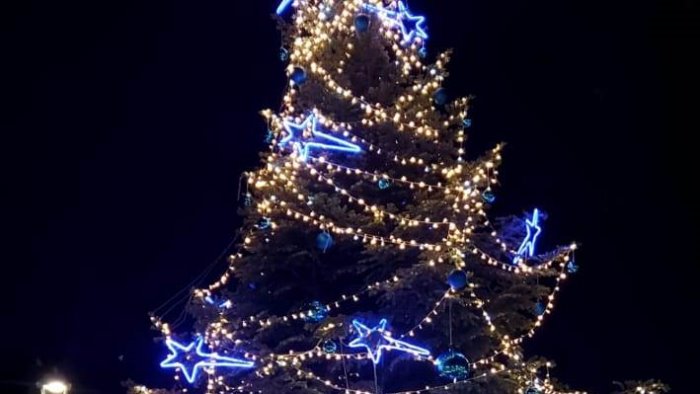 Baronissi si illumina dal centro alle frazioni, Valiante: “Non sarà il solito Natale ma lo vivremo con sobrietà e fiducia”