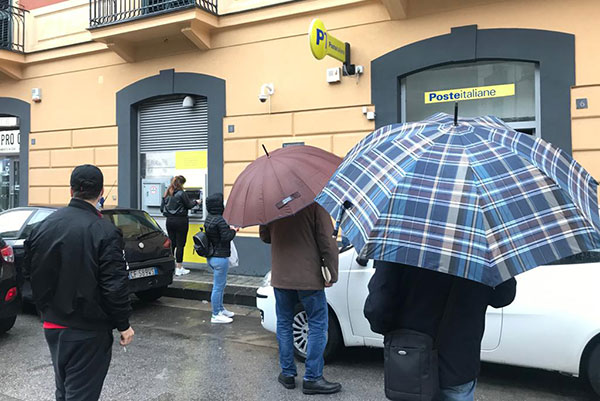 Uffici di Fratte, Poste precisa: “Nessuna fila, nei locali si sono registrati normali flussi di clienti”