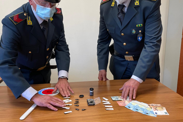 Spaccia droga in pieno lockdown, arrestato pusher nocerino