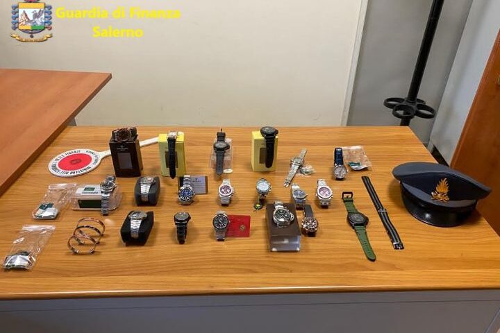 Vende orologi contraffatti spostandosi in un’ altra provincia, torrese denunciato ad Angri