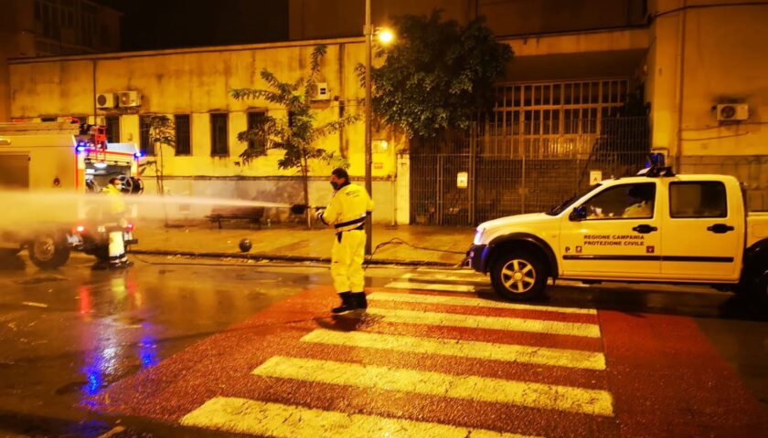 SALERNO, PROTEZIONE CIVILE EFFETTUA SANIFICAZIONE AREE ANTISTANTI PLESSI SCOLASTICI