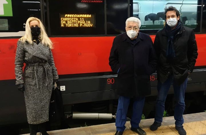 Questa mattina la prima fermata del treno Frecciarossa nella stazione di Battipaglia, esultano i 5 Stelle