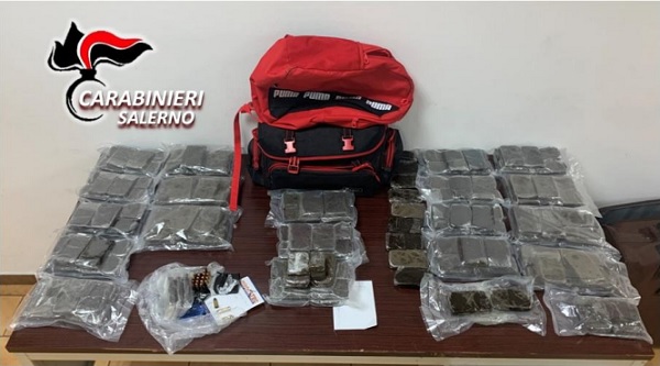 EBOLI, ARRESTATI TRE SPACCIATORI E RECUPERATI 22 KG DI HASHISH