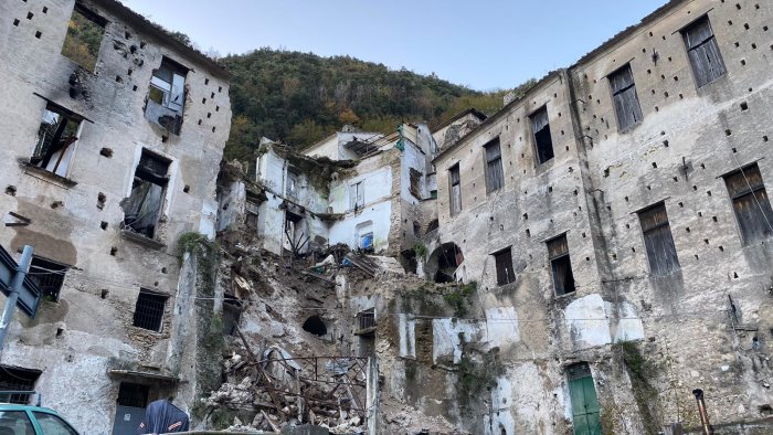 Paura nel pomeriggio a Minori: crolla parte di un edificio dismesso