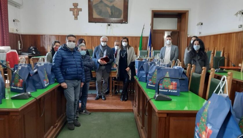 DONAZIONE PANETTONI DA PARTE DELLA PROLOCO DI SARNO AL SINDACO GIUSEPPE CANFORA IN RAPPRESENTANZA DELL’UFFICIO DEI SERVIZI SOCIALI 