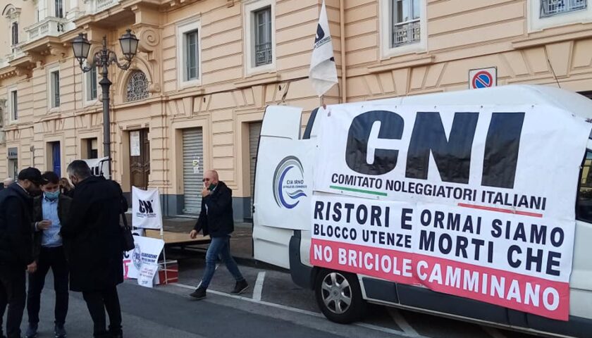 “No a briciole”, la protesta di ristoratori e operatori del turismo in piazza Amendola a Salerno